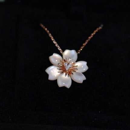 WHITE ROSE PEDANT NECKLACE
