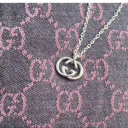 GUCCI 26S INTERLOCKING G LOGO PENDANT NECKLACE IN SILVER TONE METAL