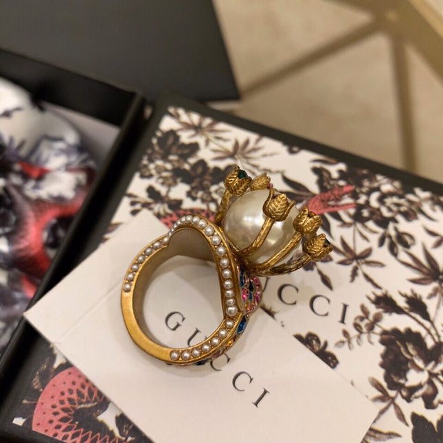 GUCCI 26S PEARL BEE MULTICOLOR CRYSTAL STATEMENT RING IN AGED GOLD TONE METAL 624287