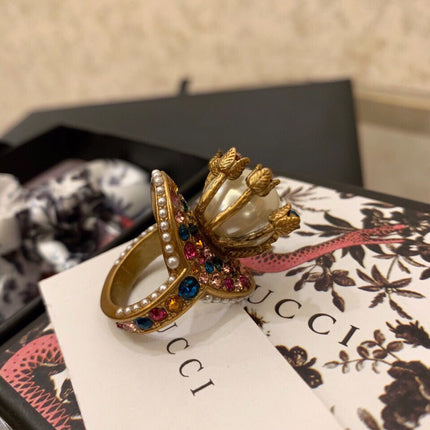 GUCCI 26S PEARL BEE MULTICOLOR CRYSTAL STATEMENT RING IN AGED GOLD TONE METAL 624287