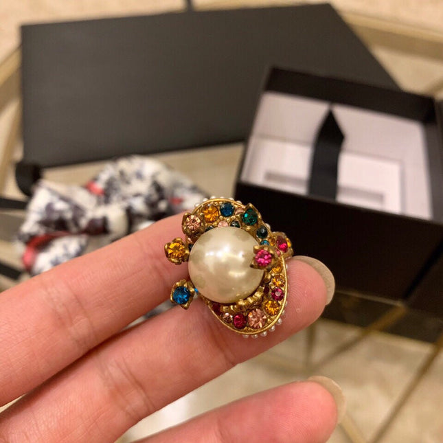 GUCCI 26S PEARL BEE MULTICOLOR CRYSTAL STATEMENT RING IN AGED GOLD TONE METAL 624287