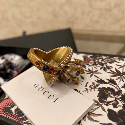 GUCCI 26S PEARL BEE MULTICOLOR CRYSTAL STATEMENT RING IN AGED GOLD TONE METAL 624287