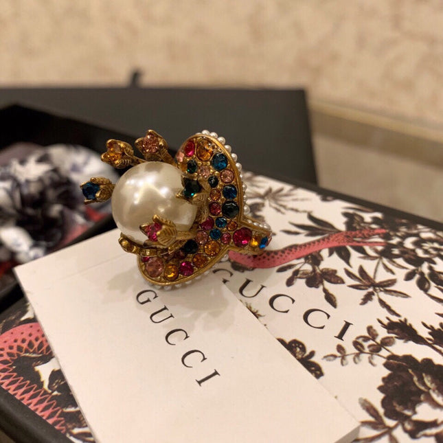 GUCCI 26S PEARL BEE MULTICOLOR CRYSTAL STATEMENT RING IN AGED GOLD TONE METAL 624287
