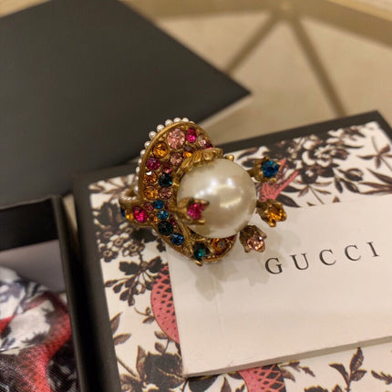 GUCCI 26S PEARL BEE MULTICOLOR CRYSTAL STATEMENT RING IN AGED GOLD TONE METAL 624287