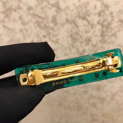 GUCCI 26S CRYSTAL LOGO HAIR CLIP IN GREEN RESIN AND GOLD TONE METAL