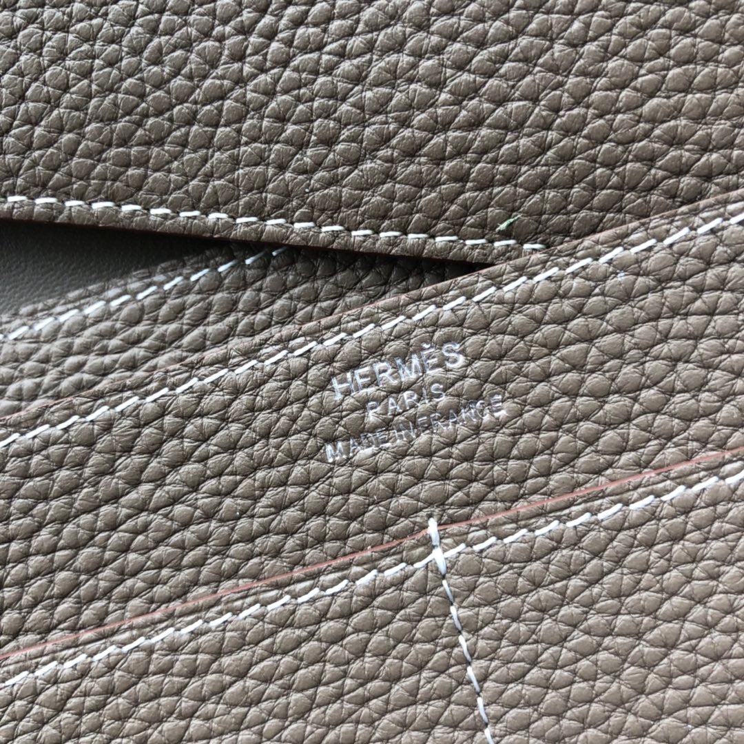 TOGO PASSPORT HOLDER 20 IN MEDIUM BROWN CALFSKIN