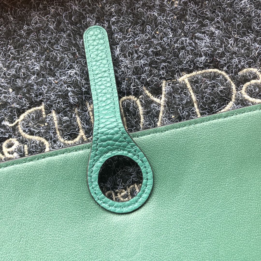 TOGO PASSPORT HOLDER 20 IN FOREST GREEN CALFSKIN