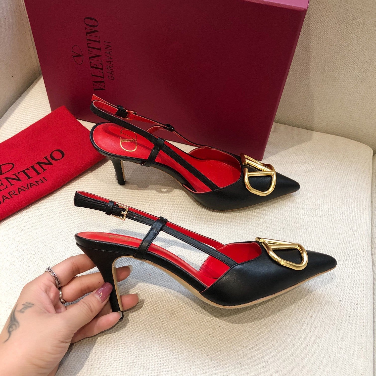 VLOGO SIGNATURE BLACK CALFSKIN HIGH SLINGBACK PUMP 7 CM WITH GOLD LOGO