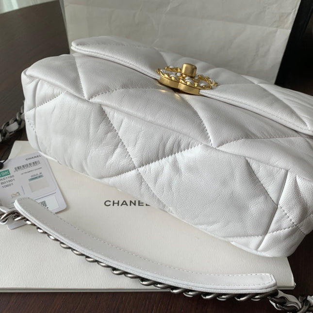 19 FLAP BAG 30 WHITE GOATSKIN