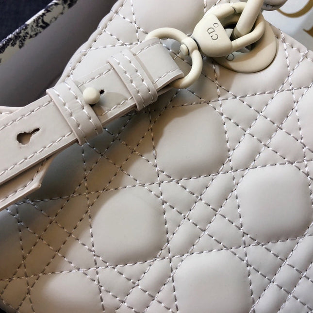 MEDIUM LADY 20 BAG IN WHITE CALFSKIN