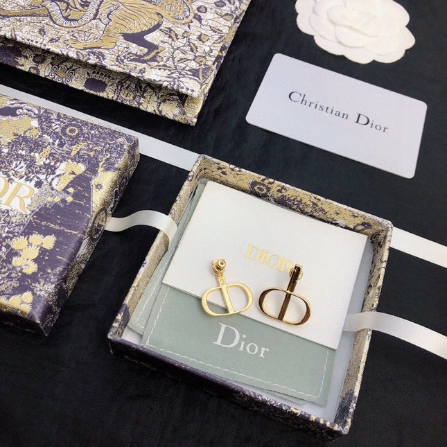 CD 26S LOGO STUD EARRINGS IN GOLD TONE METAL 645628
