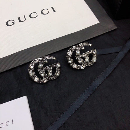 GUCCI 26S DOUBLE G LOGO CRYSTAL EMBELLISHED STATEMENT BROOCH IN SILVER TONE METAL 629029