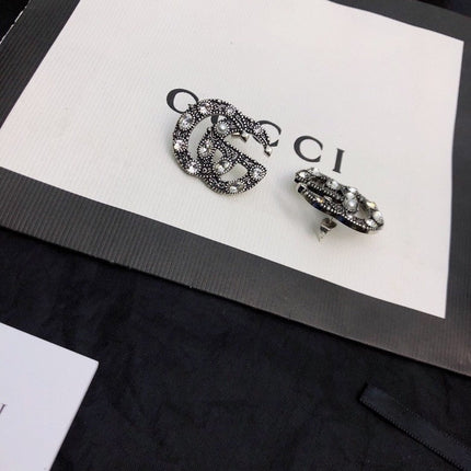 GUCCI 26S DOUBLE G LOGO CRYSTAL EMBELLISHED STATEMENT BROOCH IN SILVER TONE METAL 629029