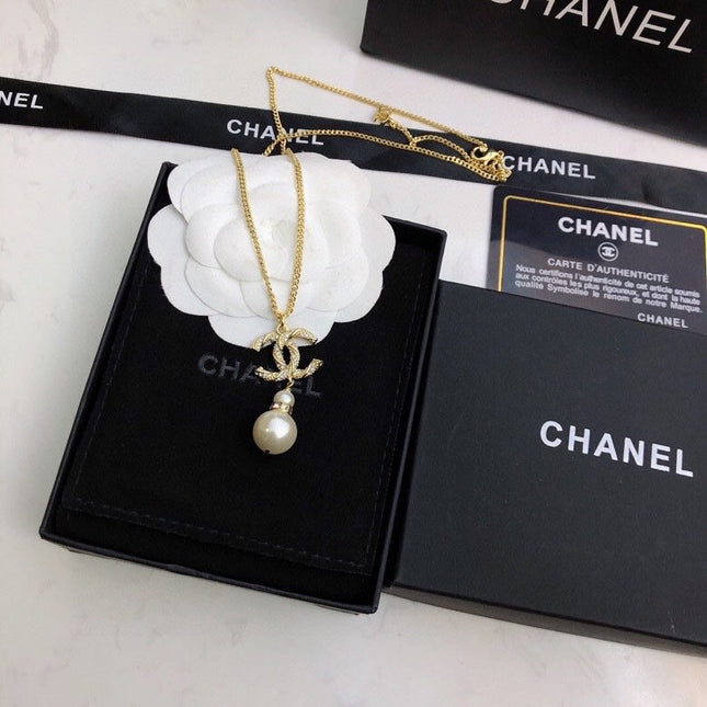 CHANEL 26S CHANEL CC LOGO CRYSTAL PEARL DROP PENDANT NECKLACE IN GOLD METAL 633316