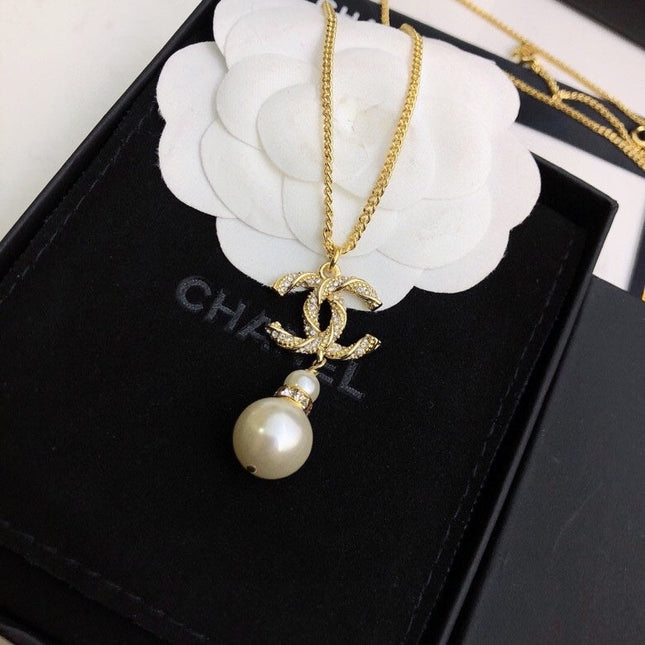 CHANEL 26S CHANEL CC LOGO CRYSTAL PEARL DROP PENDANT NECKLACE IN GOLD METAL 633316