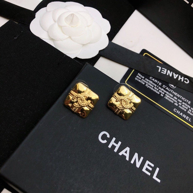 CHANEL 26S DOUBLE C LOGO EMBOSSED QUILTED SQUARE STUD EARRINGS IN GOLD METAL 633224