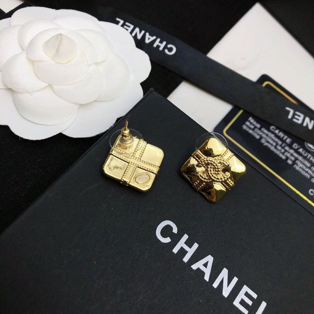 CHANEL 26S DOUBLE C LOGO EMBOSSED QUILTED SQUARE STUD EARRINGS IN GOLD METAL 633224