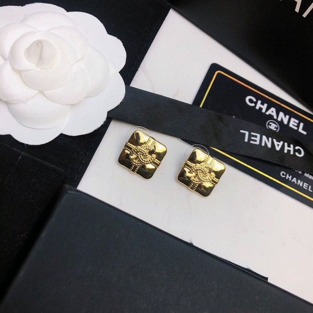 CHANEL 26S DOUBLE C LOGO EMBOSSED QUILTED SQUARE STUD EARRINGS IN GOLD METAL 633224