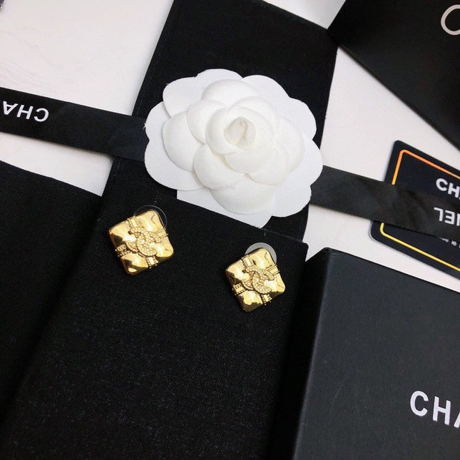 CHANEL 26S DOUBLE C LOGO EMBOSSED QUILTED SQUARE STUD EARRINGS IN GOLD METAL 633224