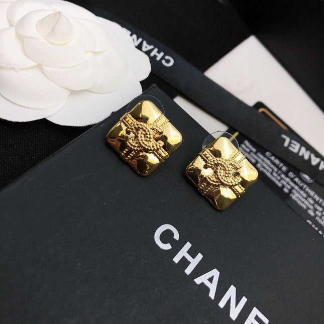 CHANEL 26S DOUBLE C LOGO EMBOSSED QUILTED SQUARE STUD EARRINGS IN GOLD METAL 633224