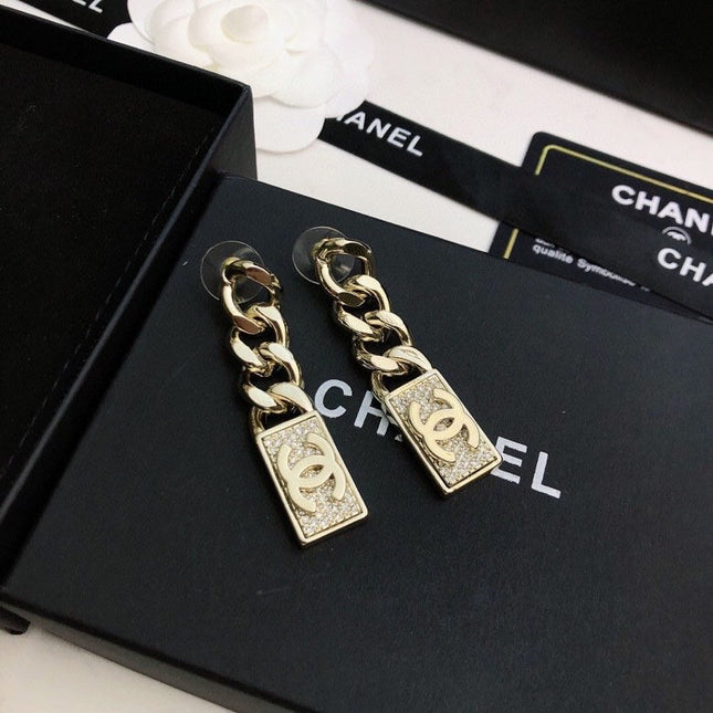 CHANEL 26S DOUBLE C LOGO CHAIN LINK RECTANGULAR PAVE CRYSTAL DROP EARRINGS IN GOLD METAL 631078