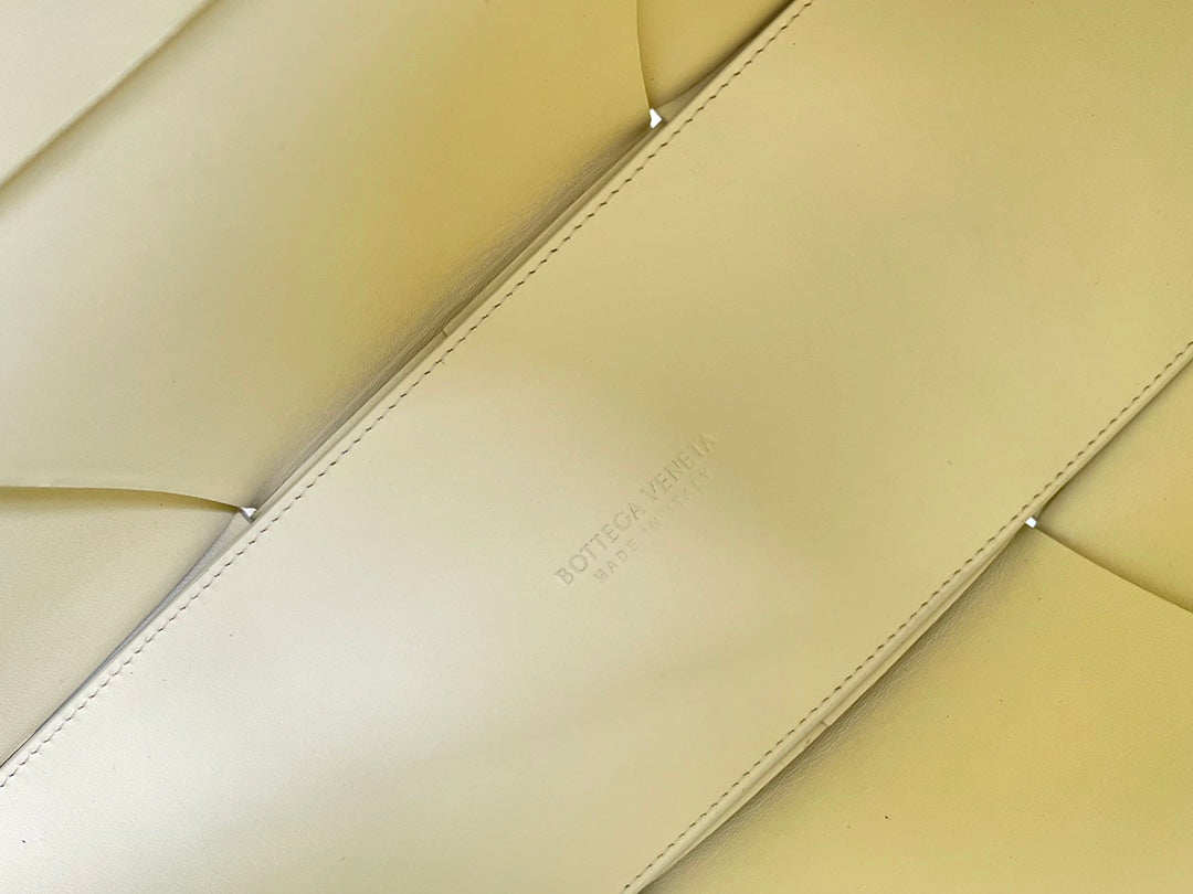 ARCO TOTE 36 IN PALE YELLOW CALFSKIN