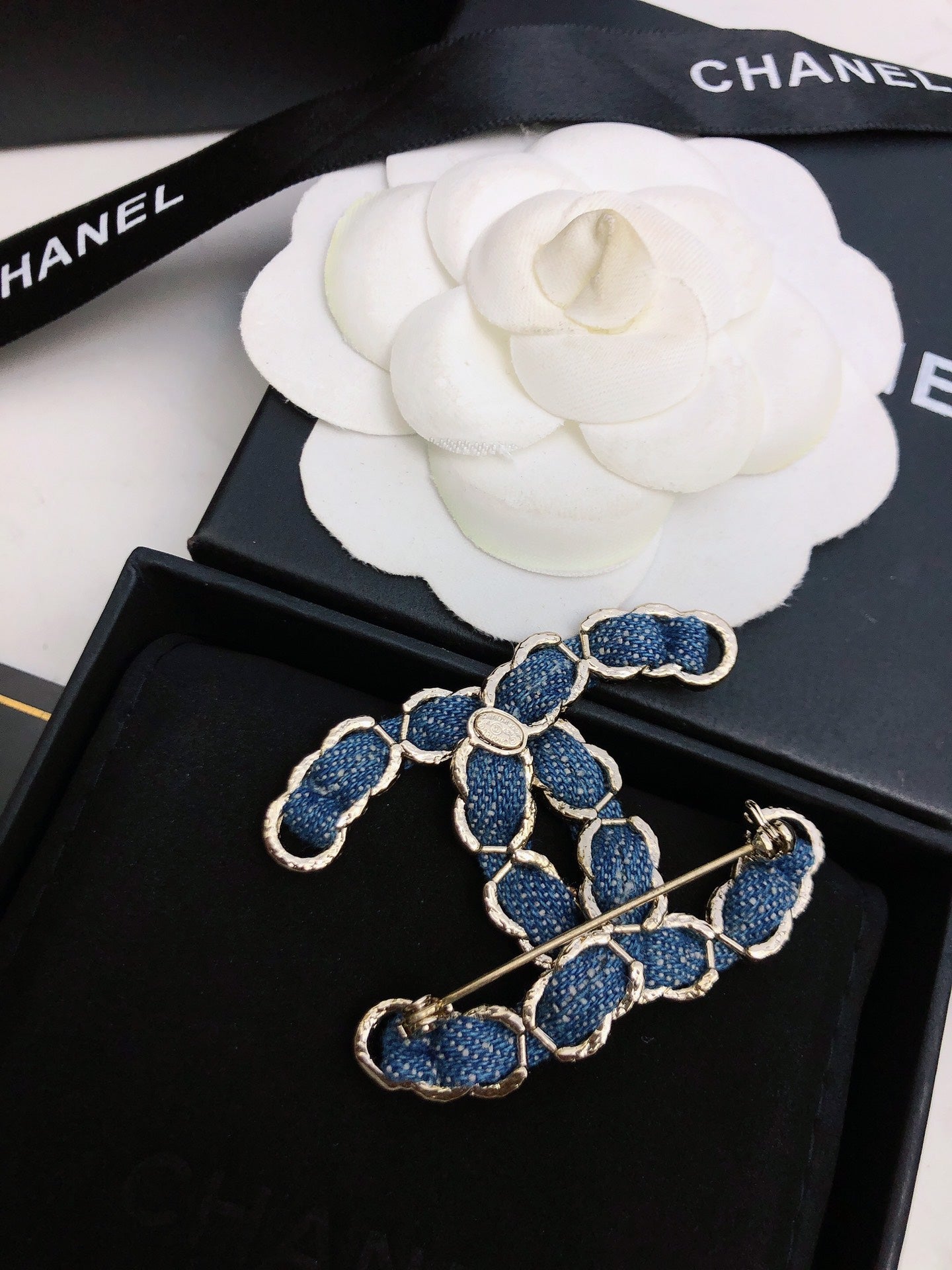 DOUBLE C BROOCH IN GOLD METAL WITH BLUE DENIM THREADED CHAIN