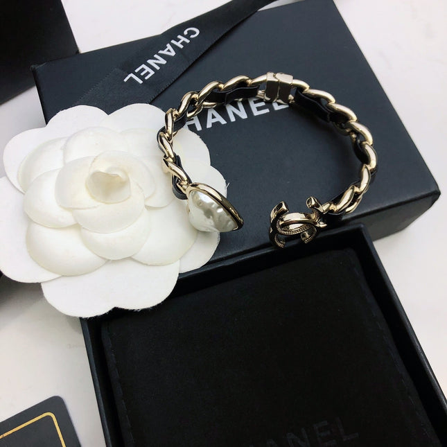 CHANEL 26S DOUBLE C LOGO BAROQUE PEARL LEATHER CHAIN BRACELET IN GOLD METAL 630841