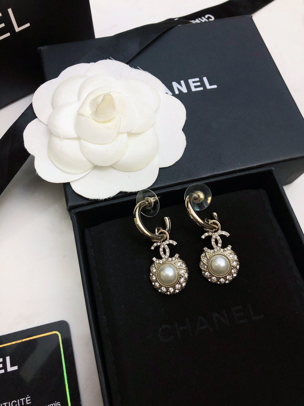 HOOP EARRINGS IN GOLD METAL WHITE PEARL CRYSTAL LOGO