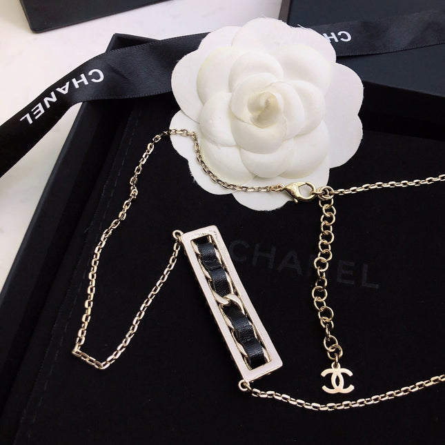 CHANEL 26S CHANEL CC LOGO CRYSTAL TRIM BAR PENDANT NECKLACE WITH BLACK LEATHER IN GOLD METAL 633315