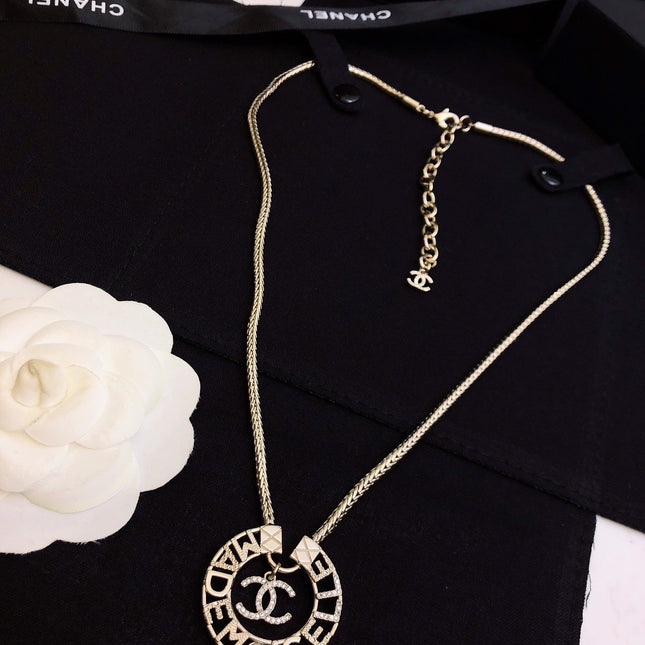 CHANEL 26S CHANEL CC LOGO MADEMOISELLE ROUND NECKLACE IN GOLD METAL 633322