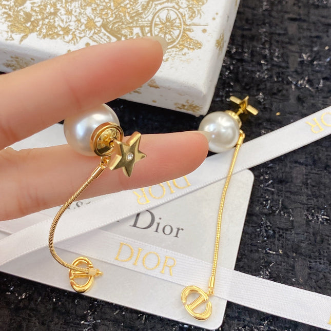 CD 26S PEARL STAR CHAIN DROP EARRINGS IN GOLD TONE METAL 645638