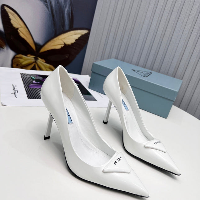 PRADA 26S POINTED TOE PUMPS STILETTO HEEL 95MM IN WHITE PATENT CALFSKIN LOGO