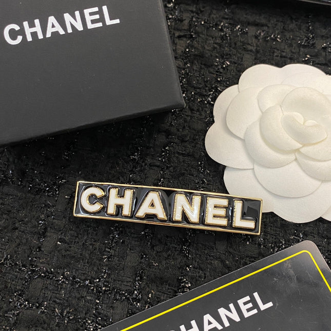 CHANEL 26S CHANEL LOGO LETTER ENAMEL BAR HAIR CLIP IN BLACK ENAMEL AND GOLD METAL 629926