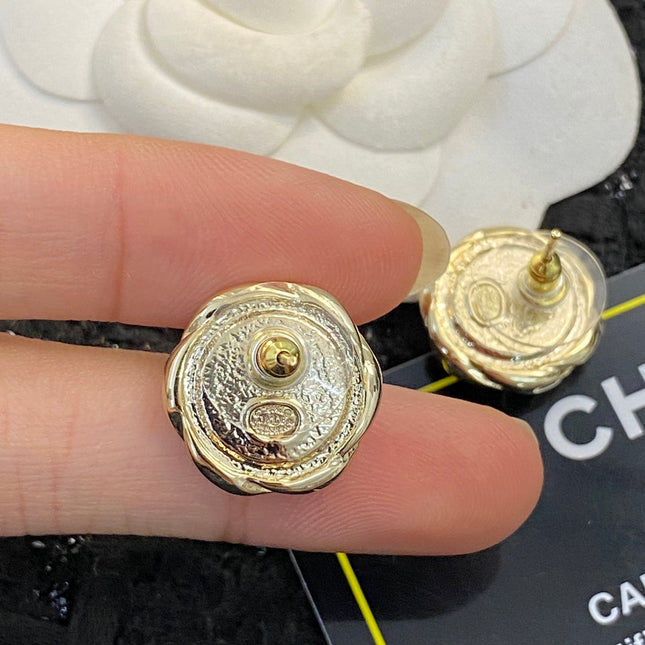 CHANEL 26S DOUBLE C LOGO TWISTED FRAME BLACK ENAMEL STUD EARRINGS IN GOLD METAL 633338