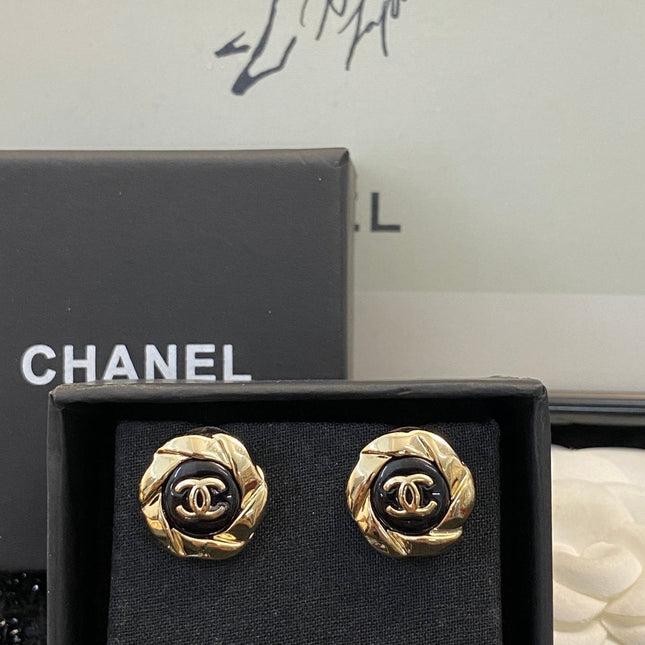 CHANEL 26S DOUBLE C LOGO TWISTED FRAME BLACK ENAMEL STUD EARRINGS IN GOLD METAL 633338