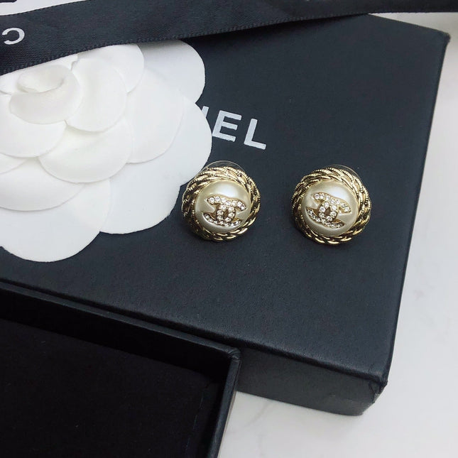 CHANEL 26S DOUBLE C LOGO VINTAGE ROPE BORDER STUD EARRINGS IN GOLD METAL 633329