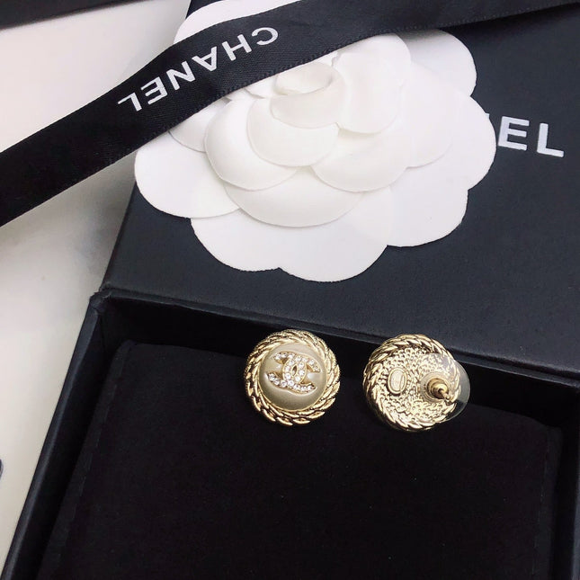 CHANEL 26S DOUBLE C LOGO VINTAGE ROPE BORDER STUD EARRINGS IN GOLD METAL 633329