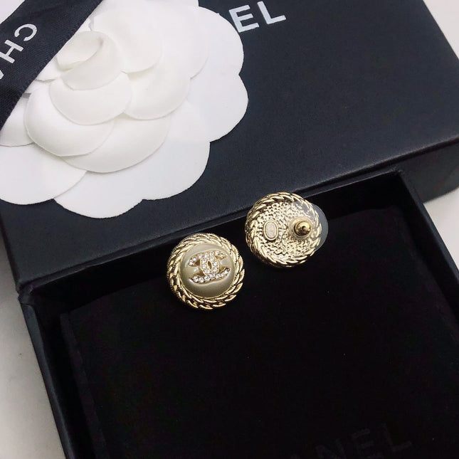 CHANEL 26S DOUBLE C LOGO VINTAGE ROPE BORDER STUD EARRINGS IN GOLD METAL 633329