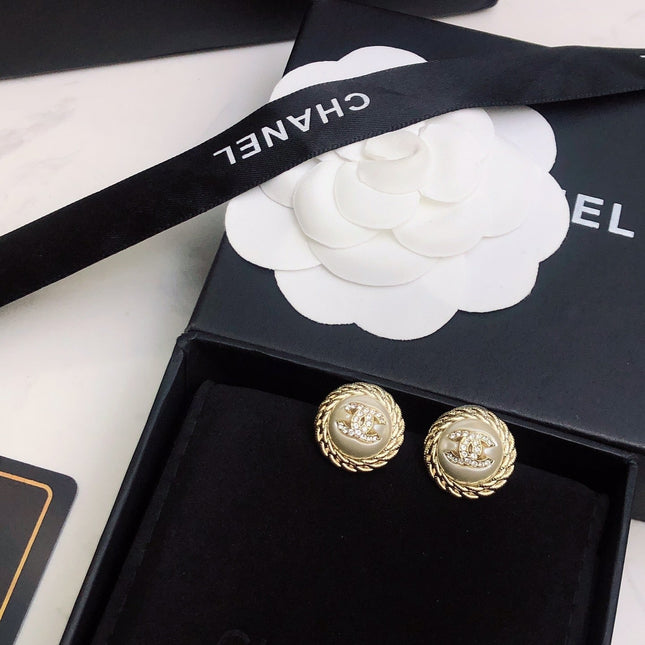 CHANEL 26S DOUBLE C LOGO VINTAGE ROPE BORDER STUD EARRINGS IN GOLD METAL 633329