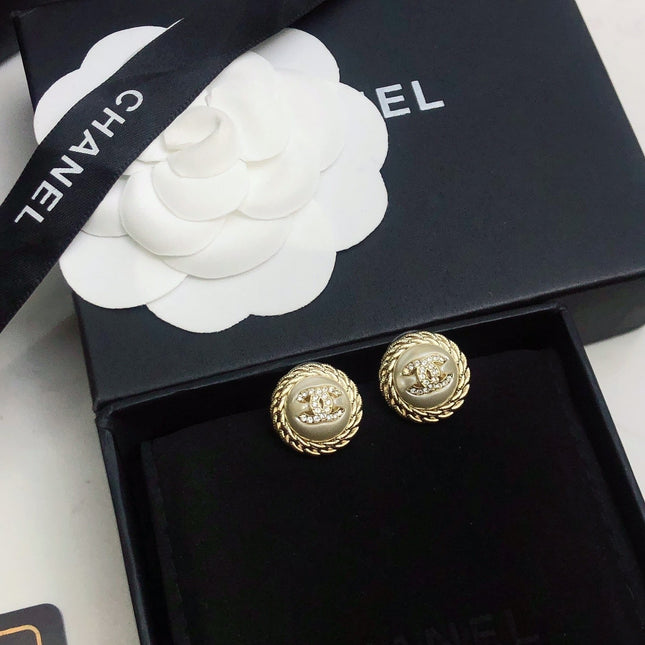 CHANEL 26S DOUBLE C LOGO VINTAGE ROPE BORDER STUD EARRINGS IN GOLD METAL 633329