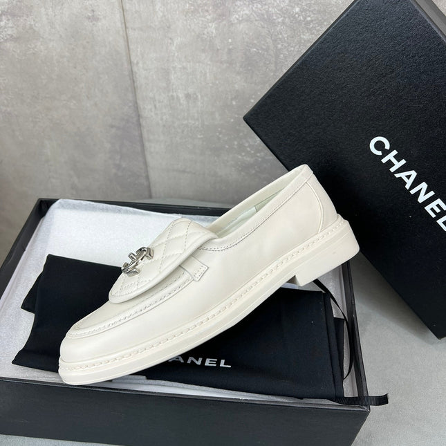CHANEL 26S LOAFERS IN WHITE QUILTED CALFSKIN WITH CC LOGO