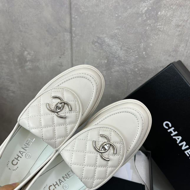 CHANEL 26S LOAFERS IN WHITE QUILTED CALFSKIN WITH CC LOGO