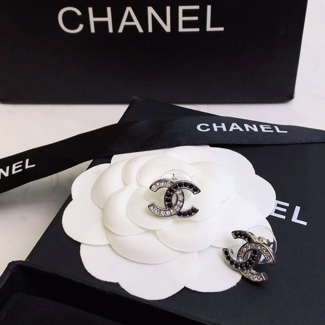 CHANEL 26S DOUBLE C LOGO BLACK CRYSTAL PAVE STUD EARRINGS IN SILVER METAL 633228