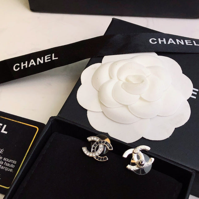 CHANEL 26S DOUBLE C LOGO BLACK CRYSTAL PAVE STUD EARRINGS IN SILVER METAL 633228