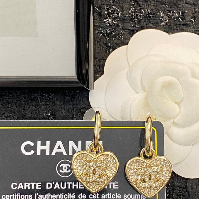 CHANEL 26S DOUBLE C LOGO FULL PAVE CRYSTAL HEART CHARM HOOP EARRINGS IN GOLD METAL 633110