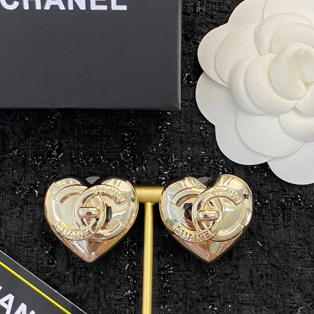 CHANEL 26S DOUBLE C LOGO HEART SHAPE METAL STUD EARRINGS IN GOLD METAL 633339