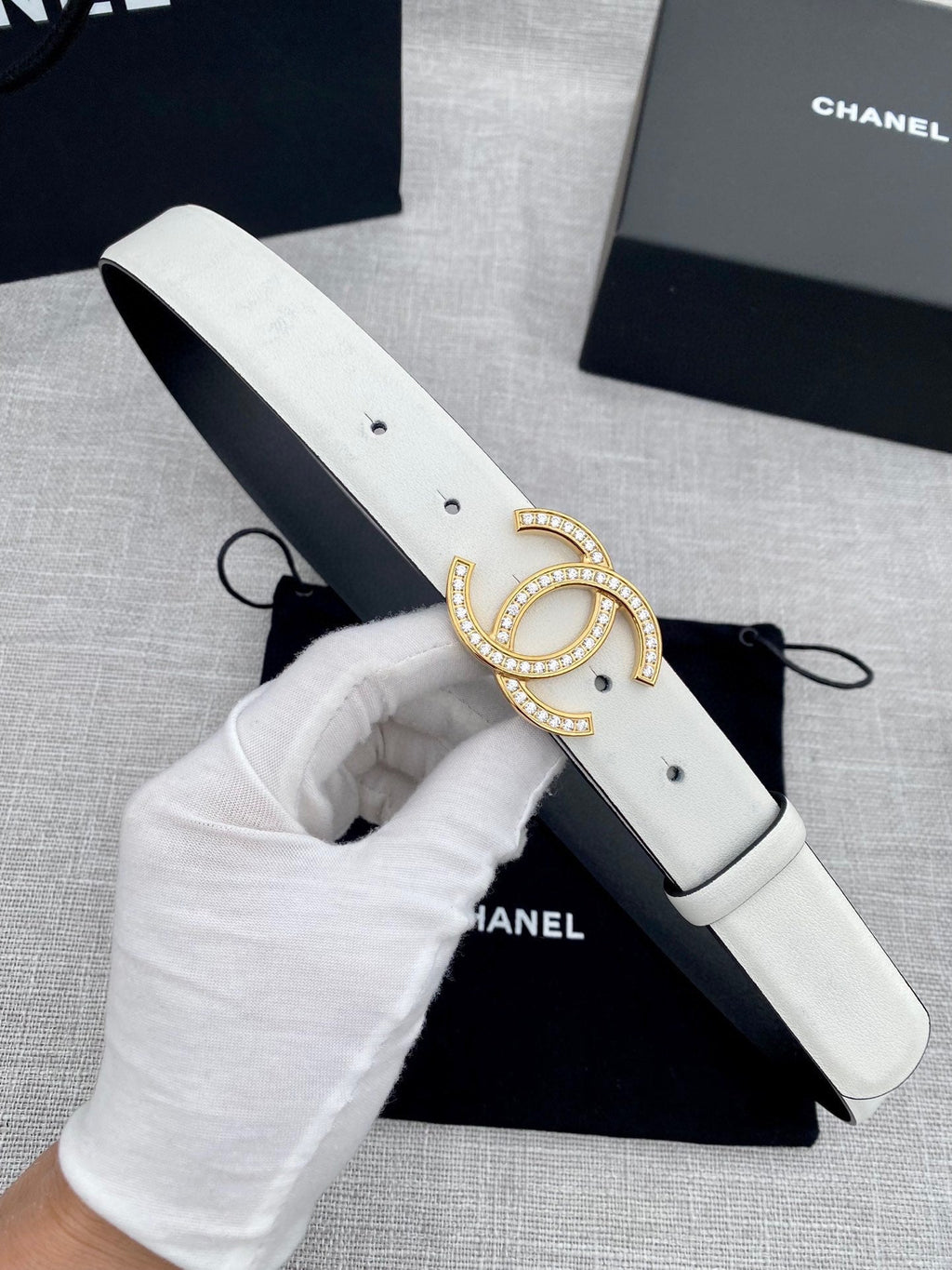 CC 26S BELT 30 MM IN WHITE CALFSKIN GOLD HARDWARE 661509