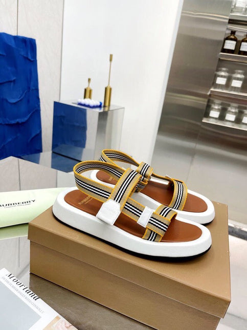 BURBERRY 26S STRAP FLAT SANDALS IN CARAMEL BROWN AND WHITE CALFSKIN AND FABRIC