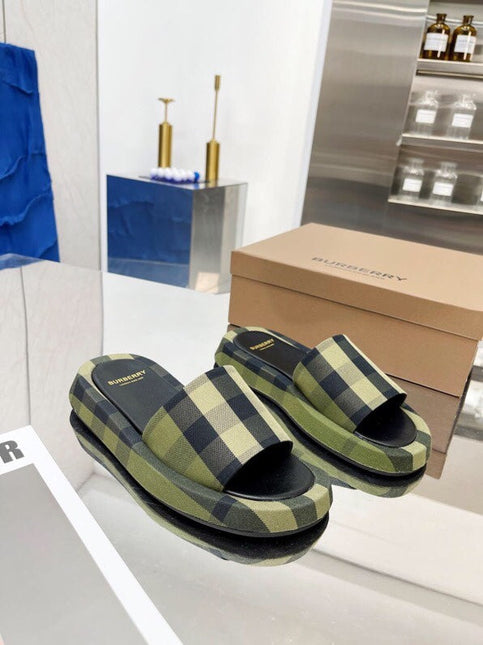BURBERRY 26S SLIDE SANDALS IN ARCHIVE OLIVE GREEN BLACK FABRIC